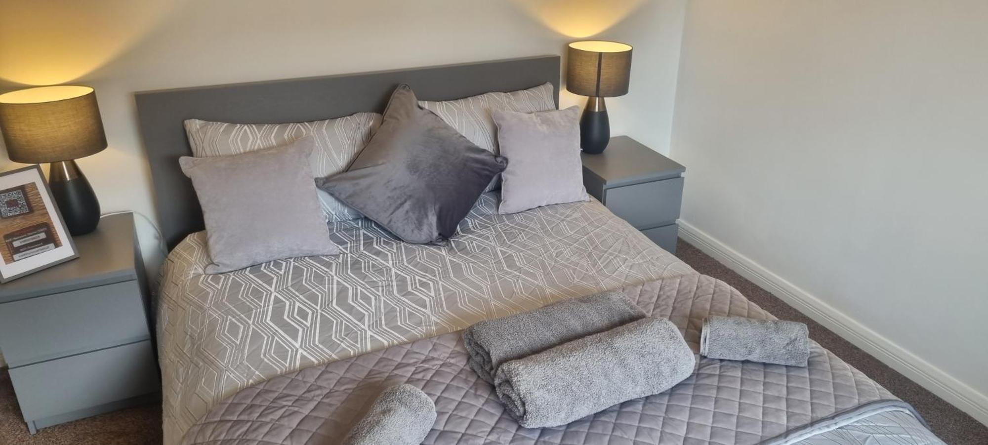Swindon 6 Deluxe Doubles 2 With En Suite In Large House - No Pets Екстериор снимка